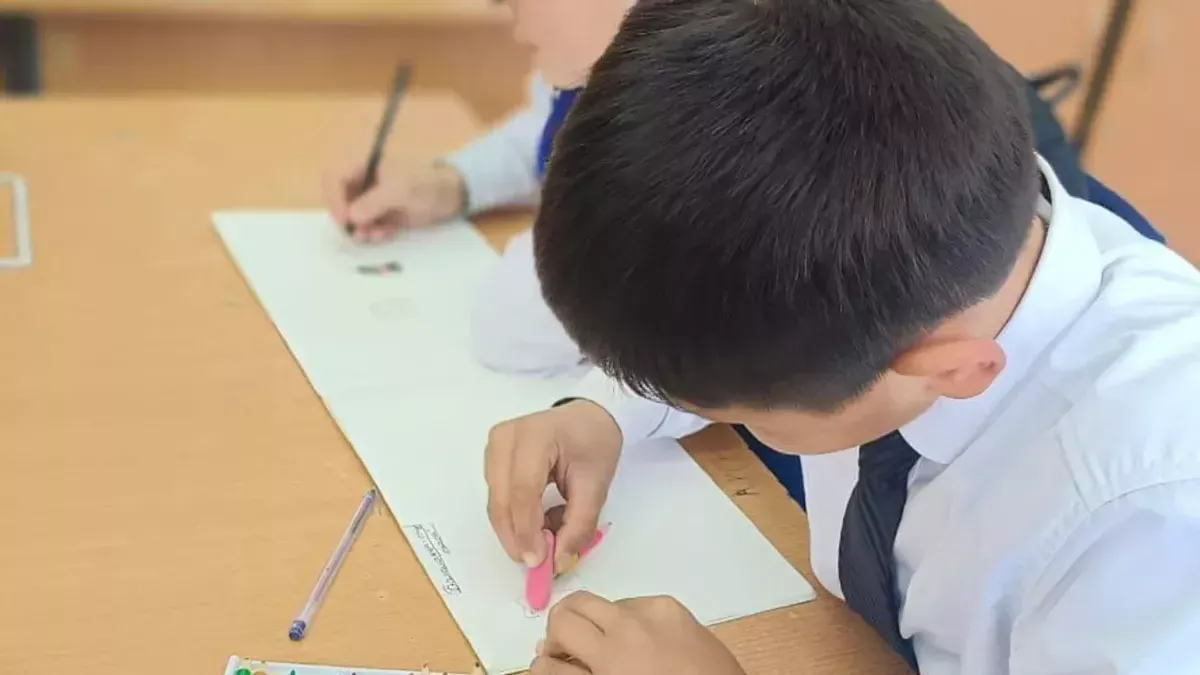 Мектепте телефон қолдануға болмайды: министрлік айыппұл салынатынын ескертті