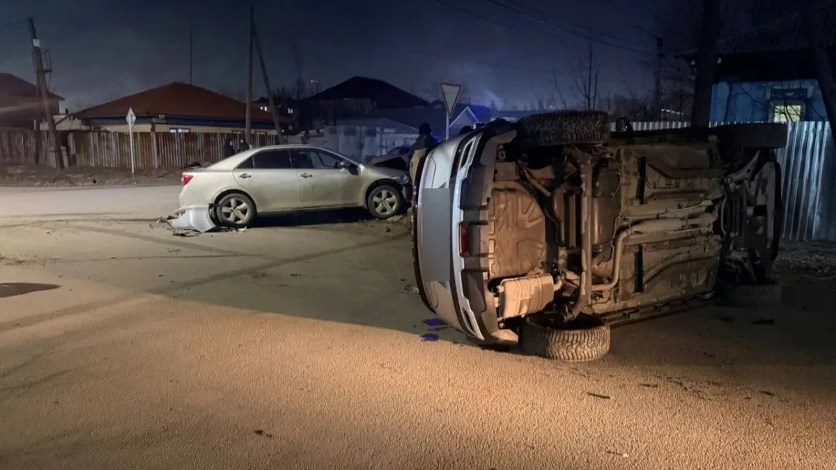 Семейде көшенің қақ ортасында жеңіл көлік аударылды