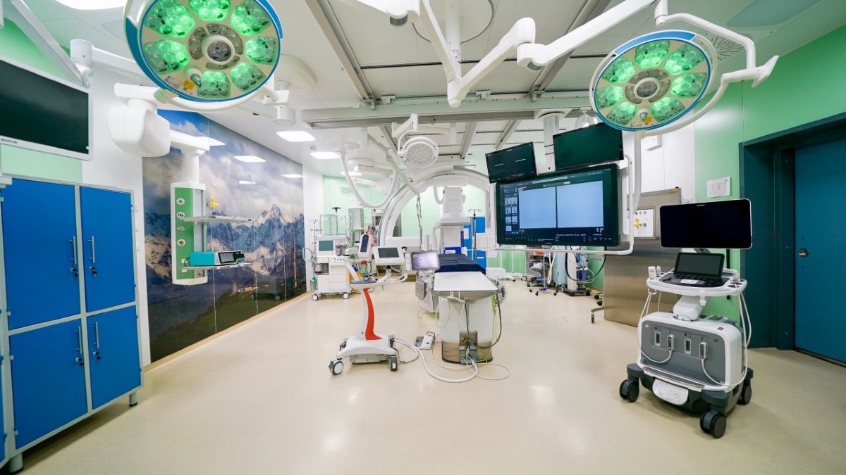 Бектенов посетил онкоцентр с передовыми технологиями