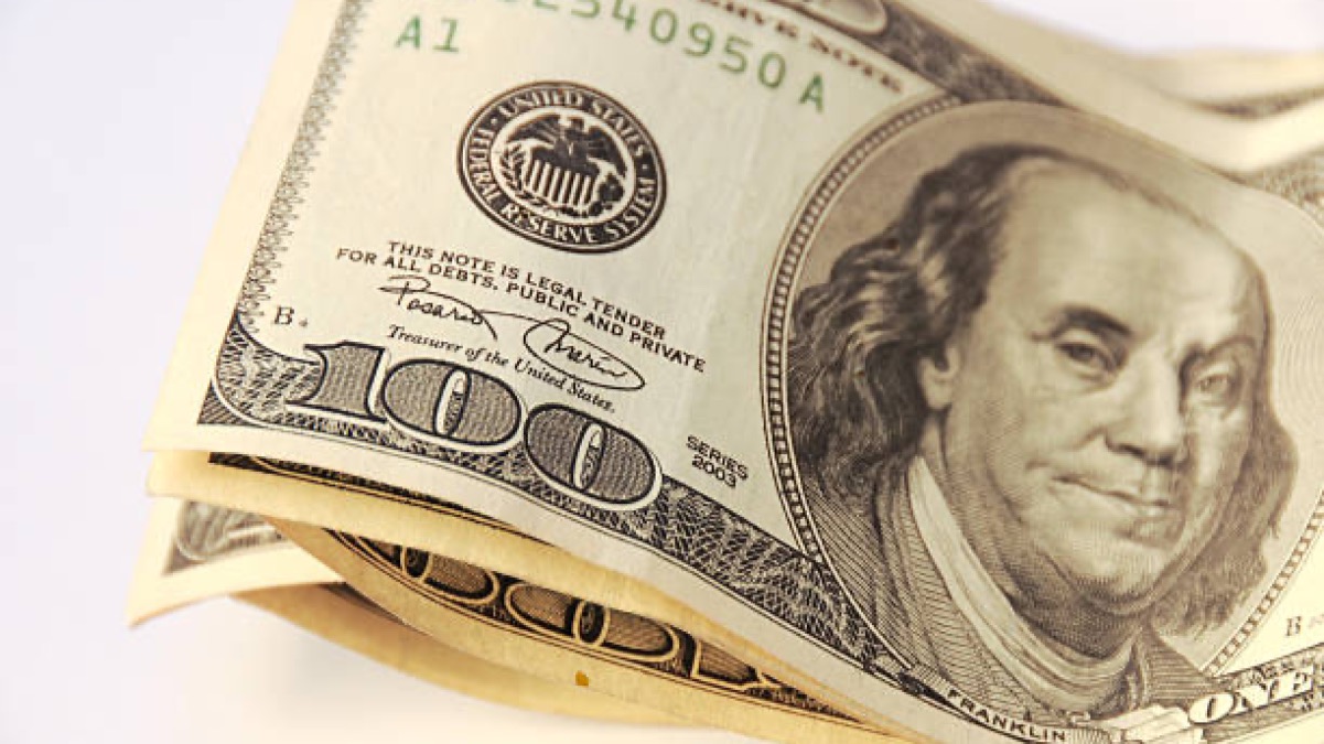 Доллар начал неделю с роста 