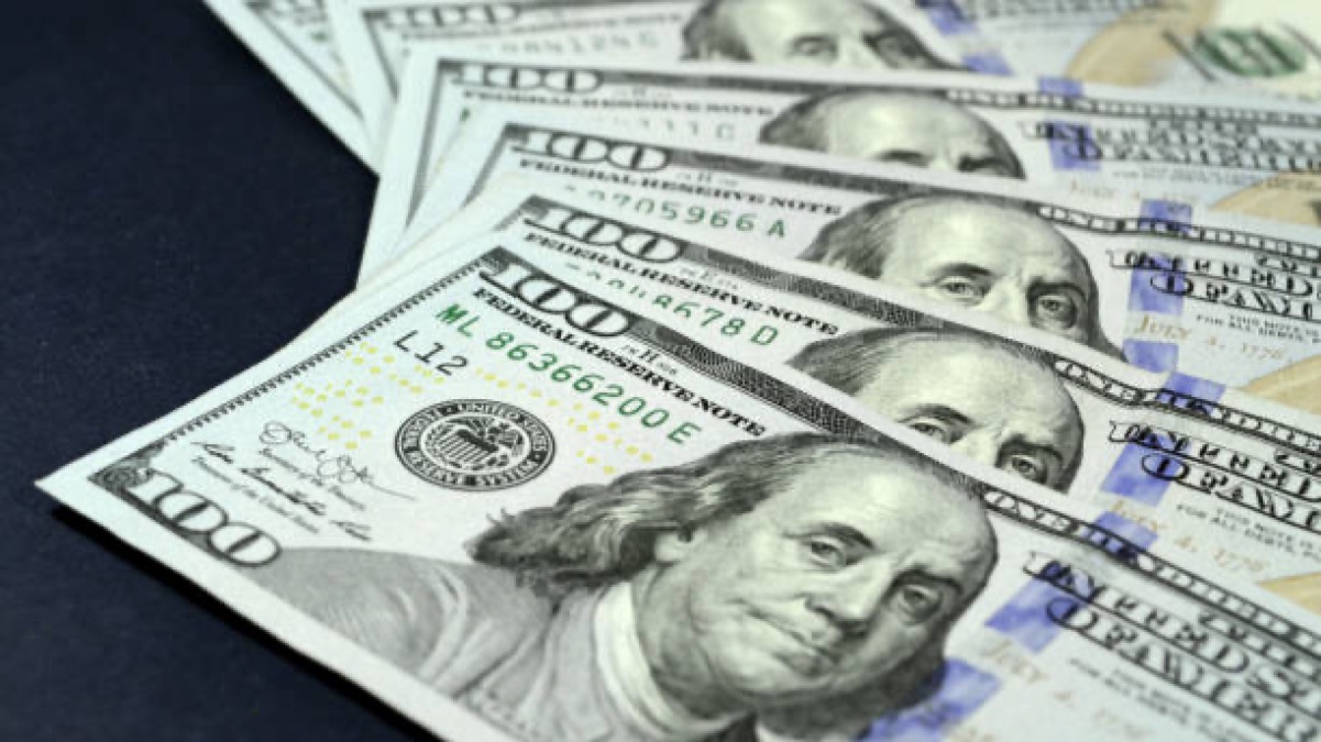 Курс доллара еще немного упал 
