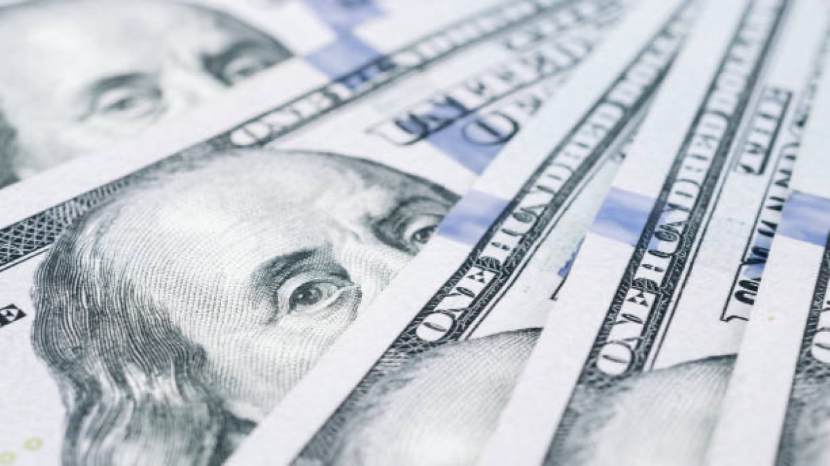 Доллар продолжает падать на биржевых торгах 