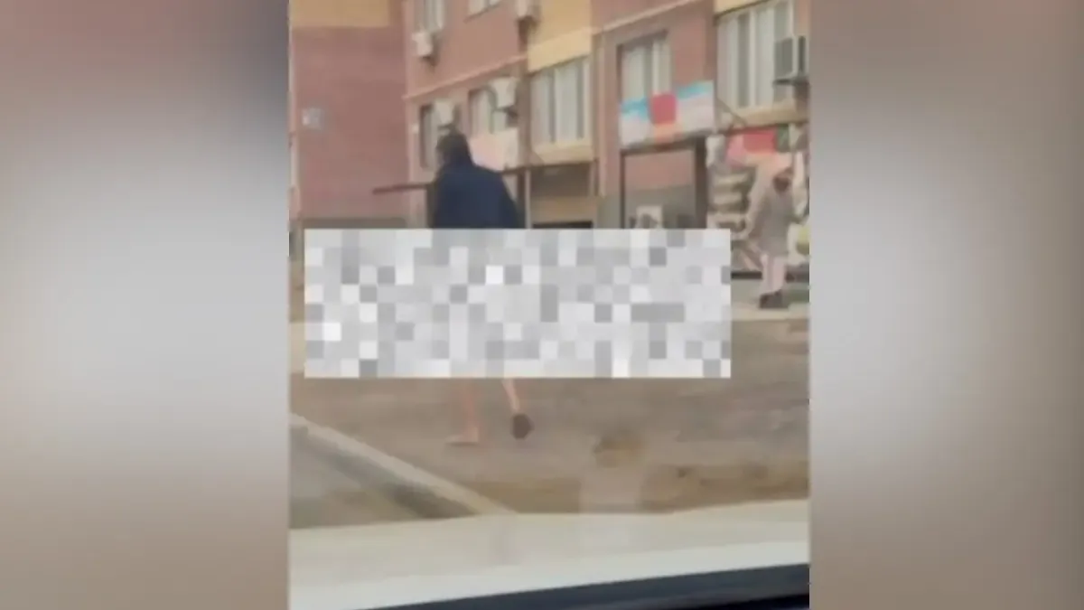 Атырау облысында еңгезердей ер адам көшеде іш киімсіз серуендеп жүрген