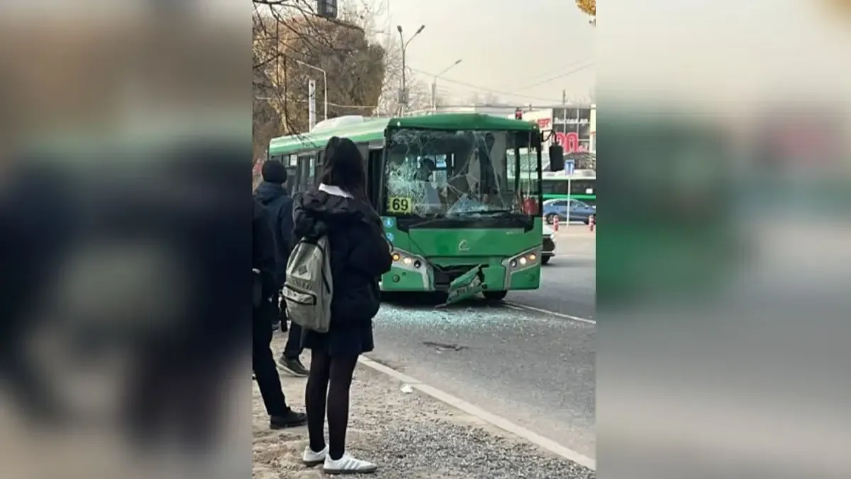 Алматыда екі автобус соқтығысып қалды