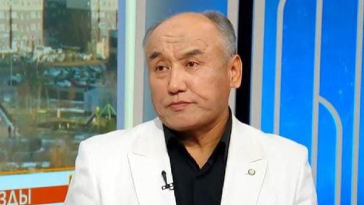 «Жеңілтек өмір сүрдім»: Танымал әнші өзін отбасы қабылдамай қойғанын айтты