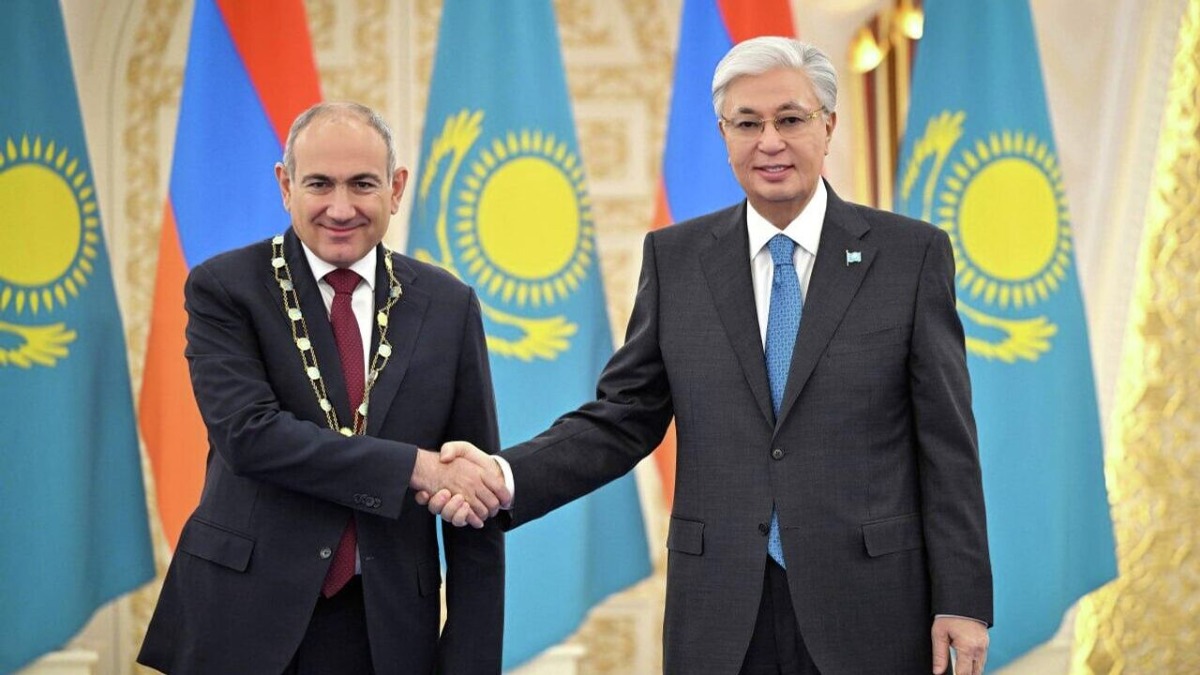 Тоқаев Армения премьерін "Алтын Қыран" орденімен марапаттады