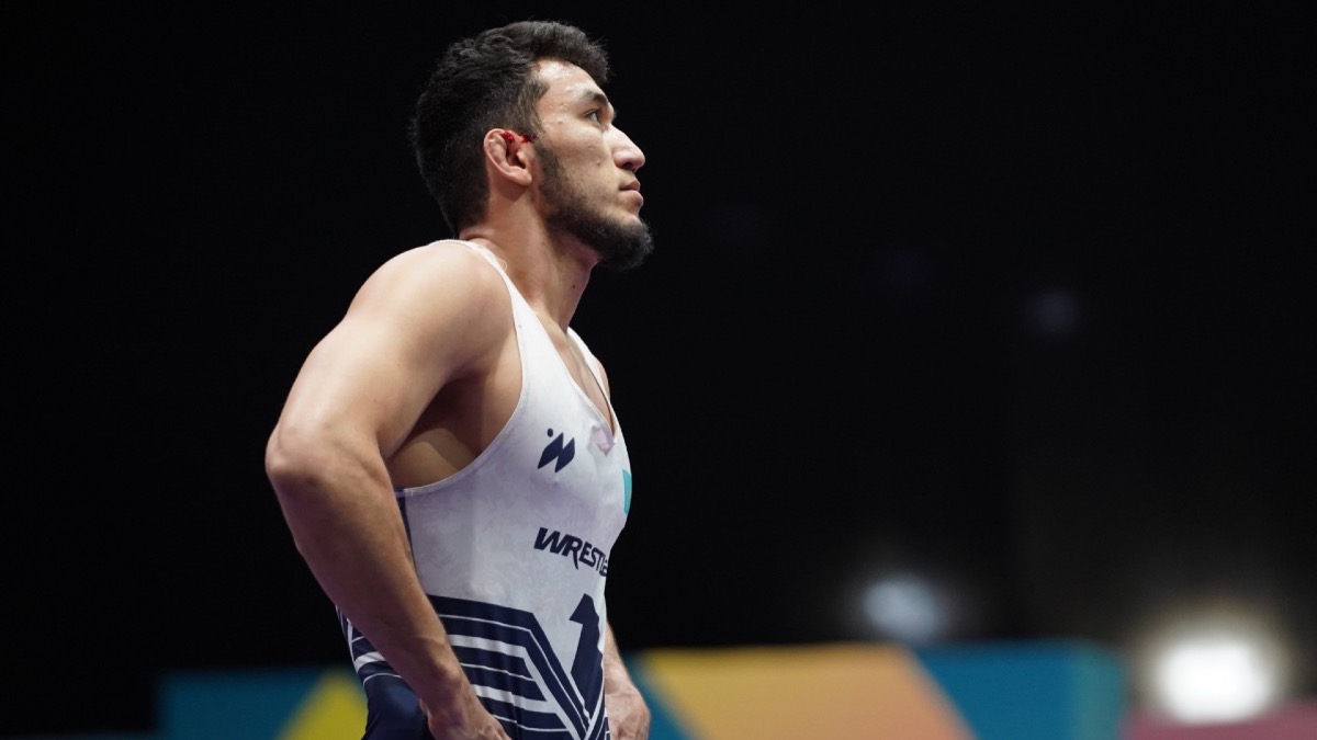 Казахстанский борец вышел в финал после победы над олимпийским чемпионом