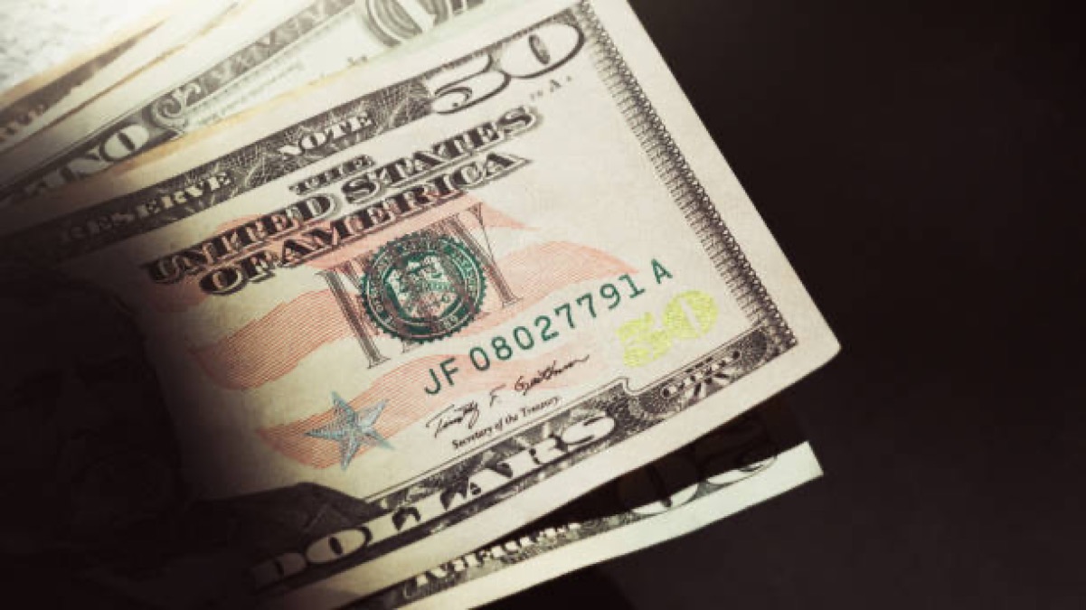 Курс доллара вырос перед выходными 