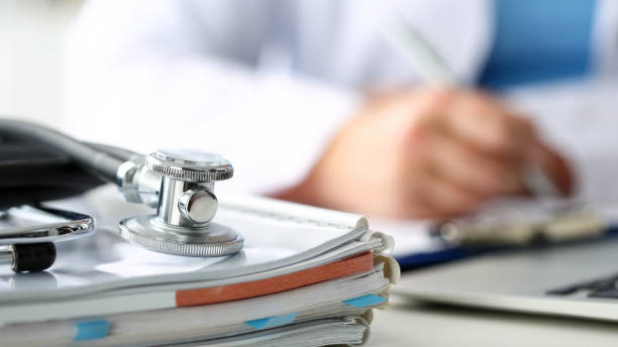 «Бірден 18 тісті емдеген»: Астанада үш жасар қыздың қазасына қатысты сот басталды