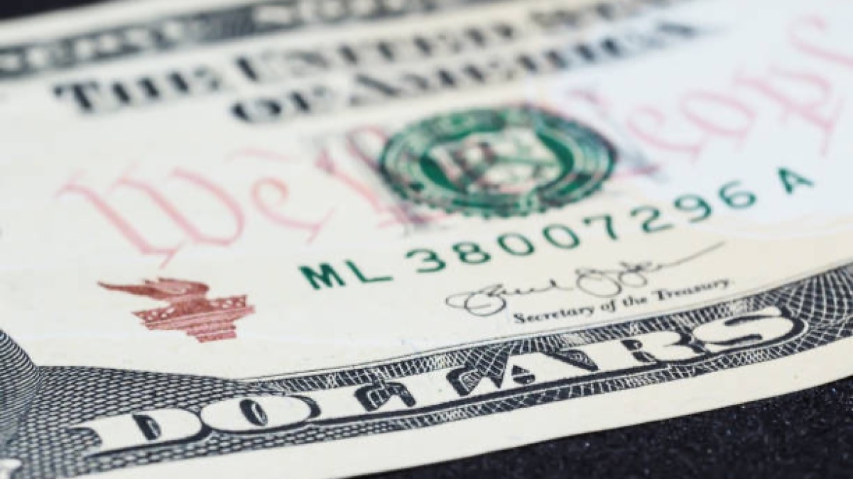 Курс доллара снизился на 2 тенге