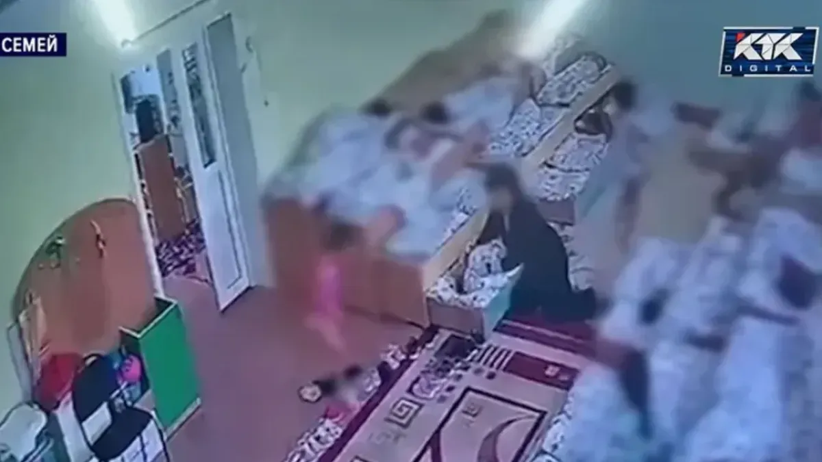 «Көрпемен басқан»: семейлік ата-ана балабақша тәрбиешісін жазалауды сұрап отыр