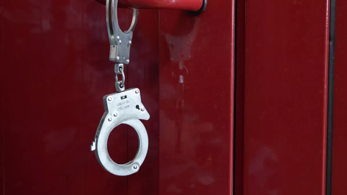 Жетісу облысында 40 млн теңгеден астам сомаға несие рәсімдеген алаяқ сотталды