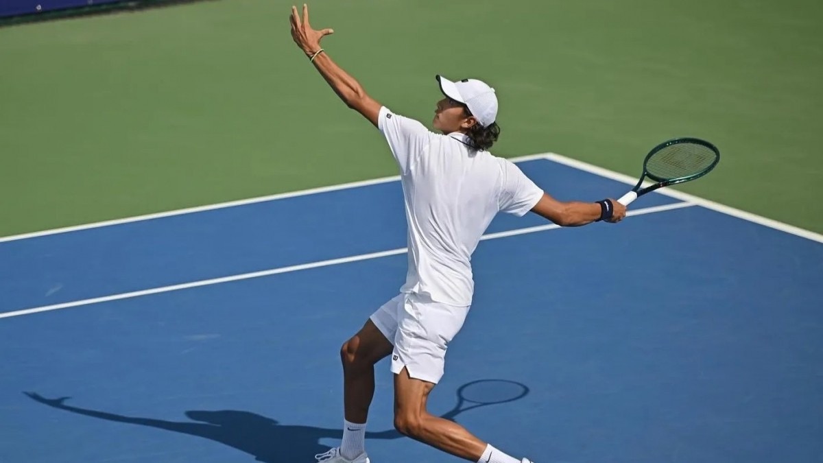 Казахстанский теннисист вышел в 1/4 финала турнира в Тунисе