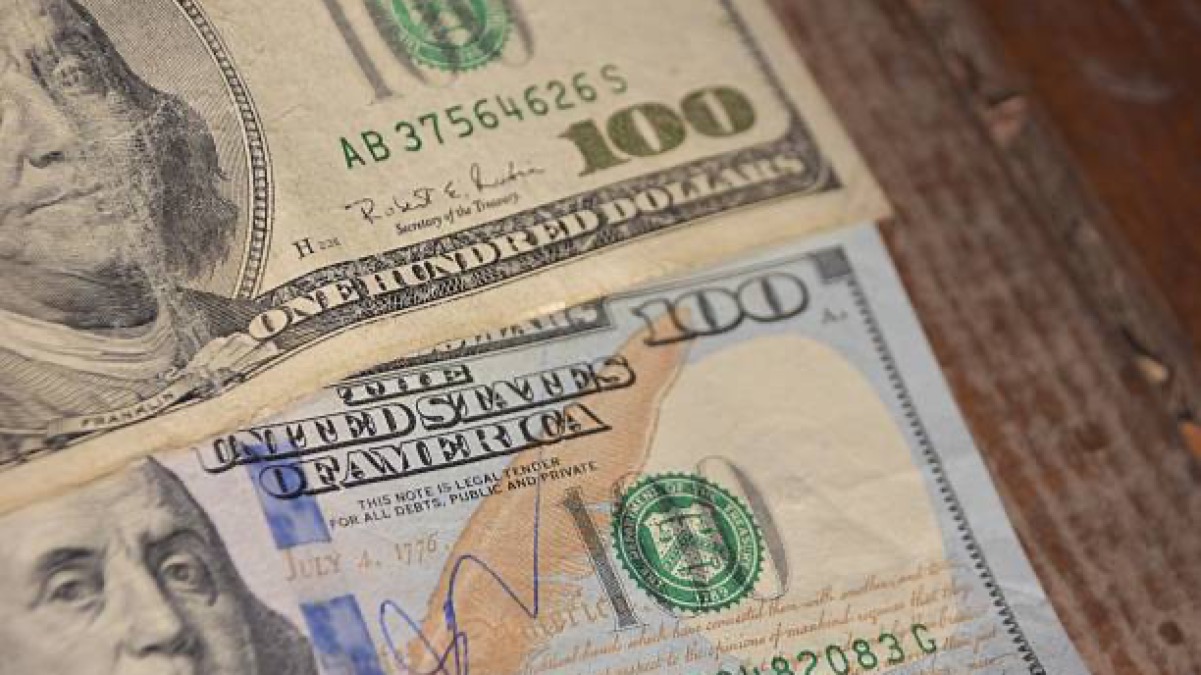 Курс доллара резко снизился на 4 тенге 