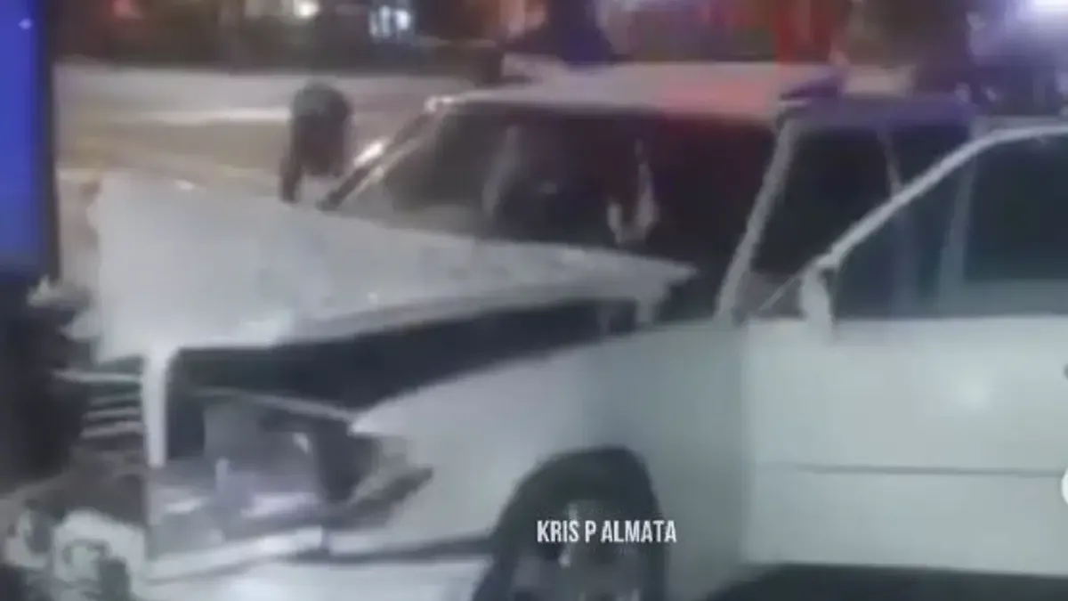 Алматыда мас жүргізуші автобус аялдамасына соғылды