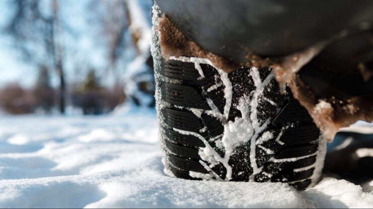 Водителей предупредили о штрафах за летнюю резину с 1 декабря