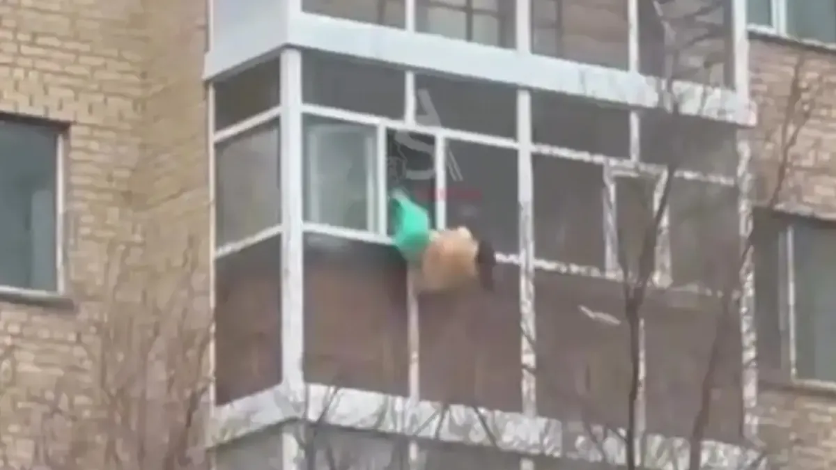 Астанада полицей балконнан секірейін деп тұрған әйел адамды құтқарып қалды