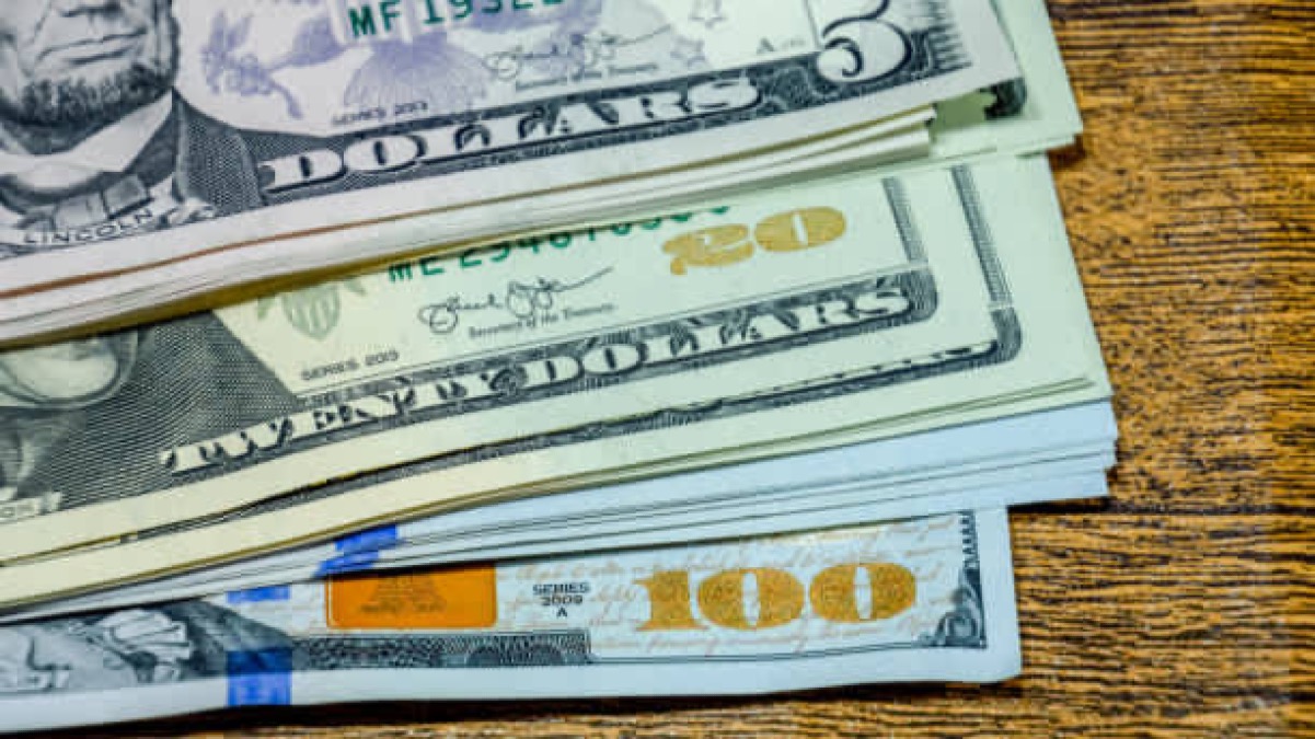 Доллар еще на 4 тенге снизился 