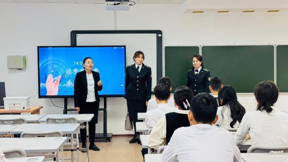 Жасөспірімдерді алаяқтықтан қорғау: Астанада «Qarzhy Saqshysy» жобасы басталды