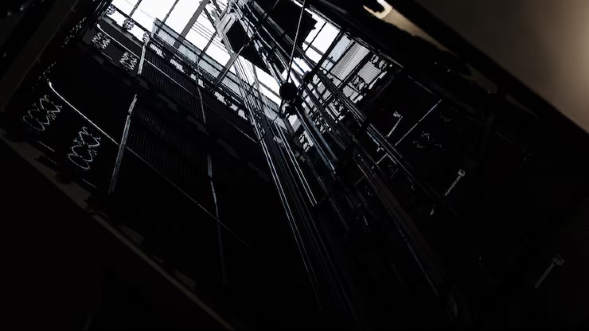 В Мангистау 20-летний рабочий погиб после падения в лифтовую шахту