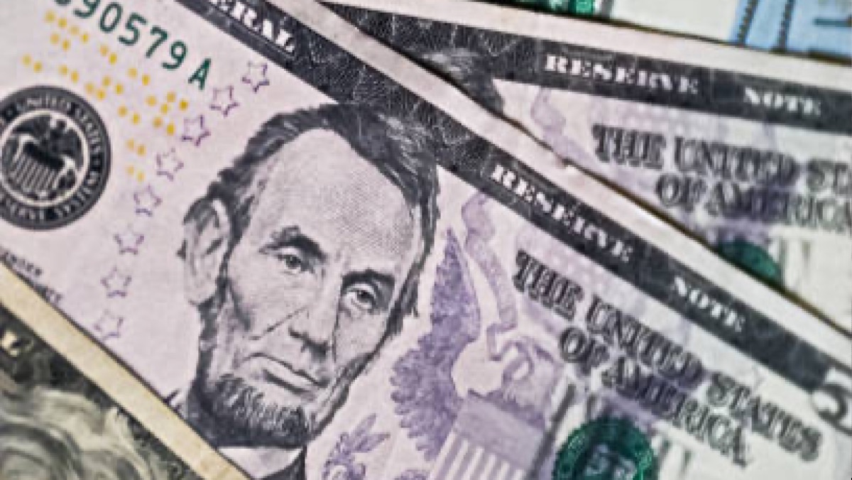 Курс доллара еще на 4 тенге упал 