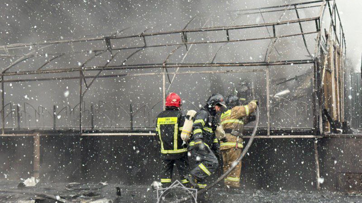 В Астане спасатели тушат возгорание павильона