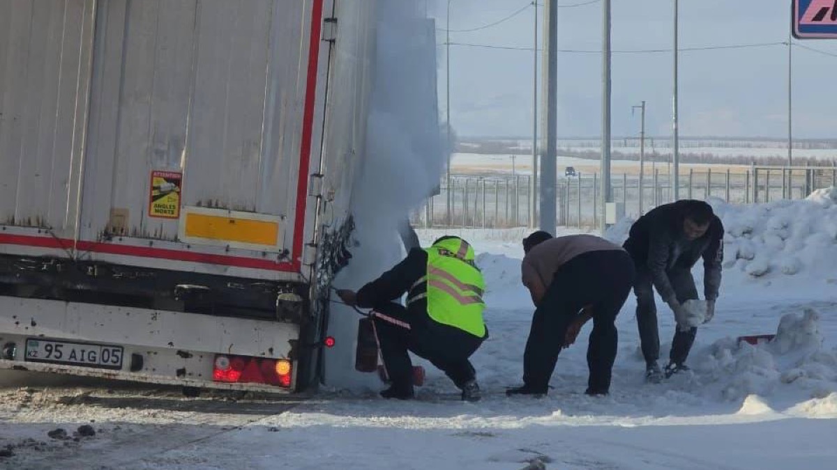 Полицейские предотвратили пожар фуры на трассе Усть-Каменогорск - Алматы