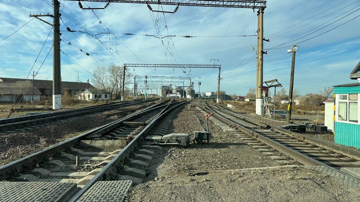 Поезд едва не столкнулся с автомобилем на переезде в Акмолинской области 