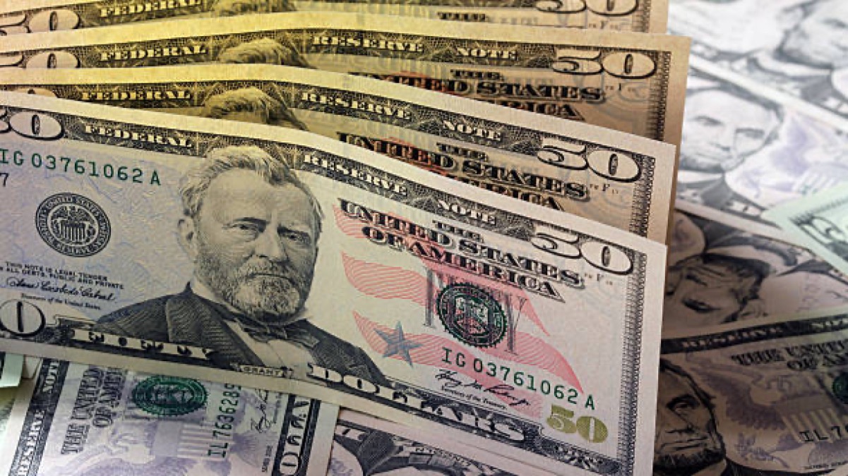 Курс доллара начал неделю с роста 