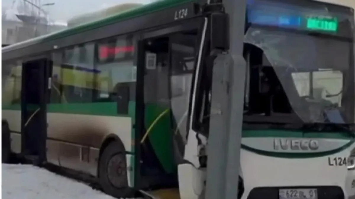 Астанада автобус жарық бағанасына соғылып, жолаушылар зардап шекті