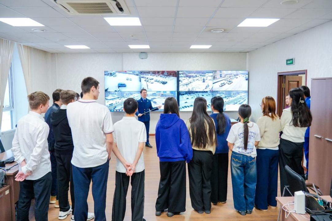 «Закон и порядок»: столичная прокуратура провела день открытых дверей для школьников