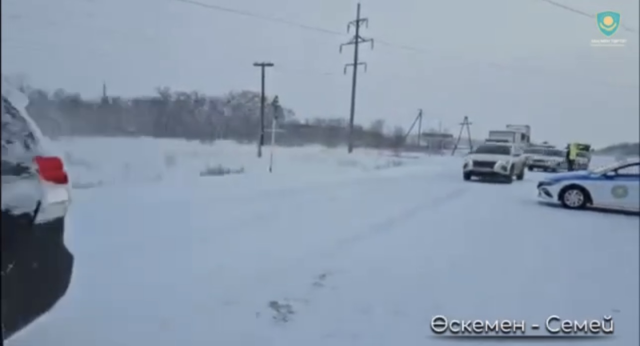 150 автомобилей заблокированы снегопадом в ВКО