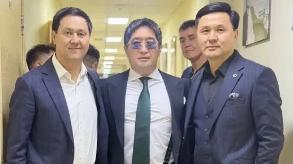 Қамауға алынды делінген Мұқасан Шахзадаев сахнада ән салып жүр