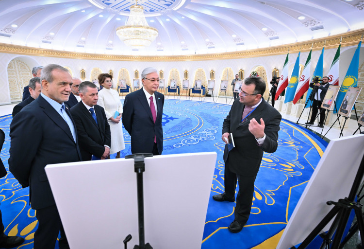 Токаев и Пезешкиан ознакомились с архивными рукописями из Ирана