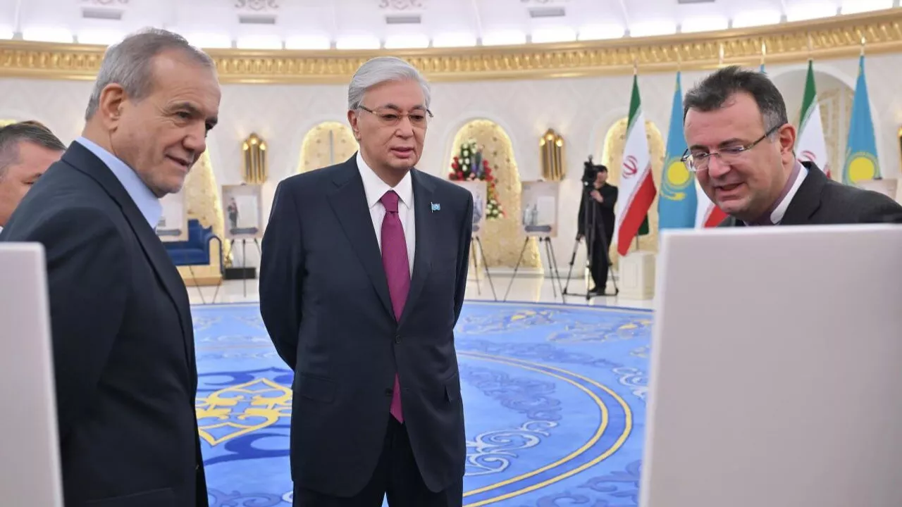 Иран президенті Астанаға қазақ тарихына қатысты көне қолжазбалардың көшірмесін алып келді