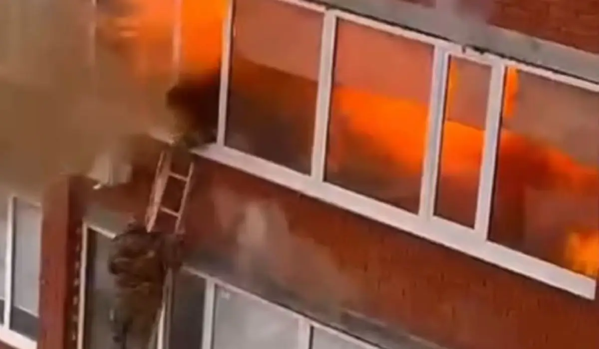 Оралдағы өрт: жарылыстың ортасында қалған құтқарушының жағдайы белгілі болды