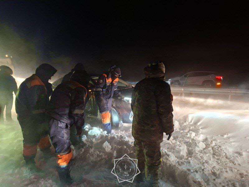 В Алматинской области спасатели эвакуировали 88 человек из снежных заносов
