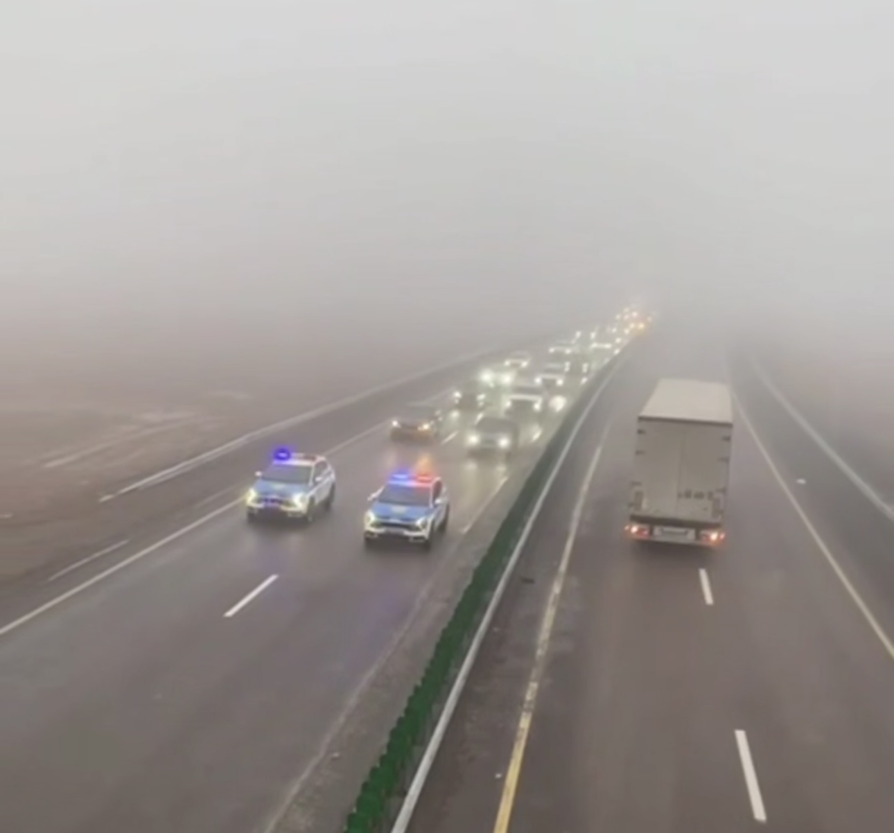 Более 600 автомобилей оказались заблокированы на трассах Карагандинской области