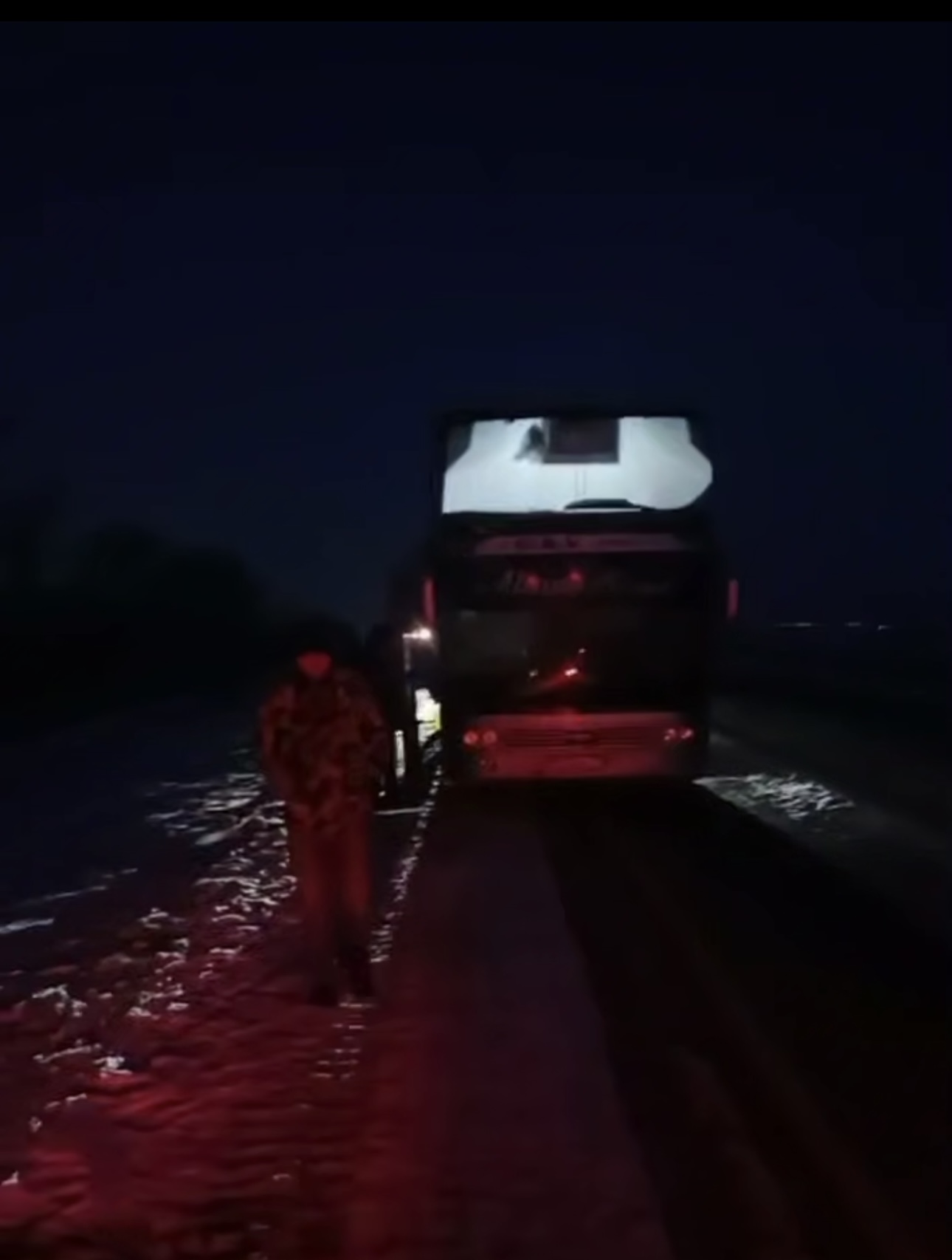 Свыше 20 пассажиров эвакуировали из сломавшегося автобуса в Акмолинской области