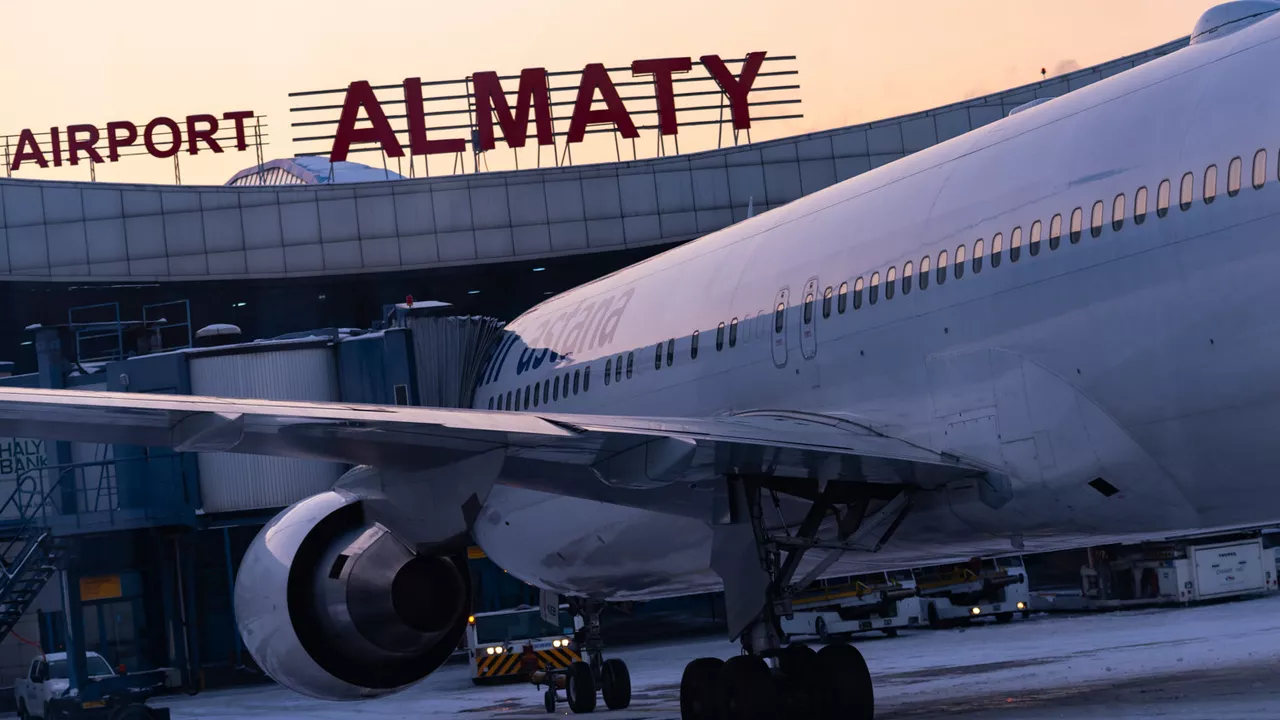 Алматыда әуе рейсінің бортында шетелдіктер төбелес шығарды, деп хабарлайды көліктегі полиция департаменті.