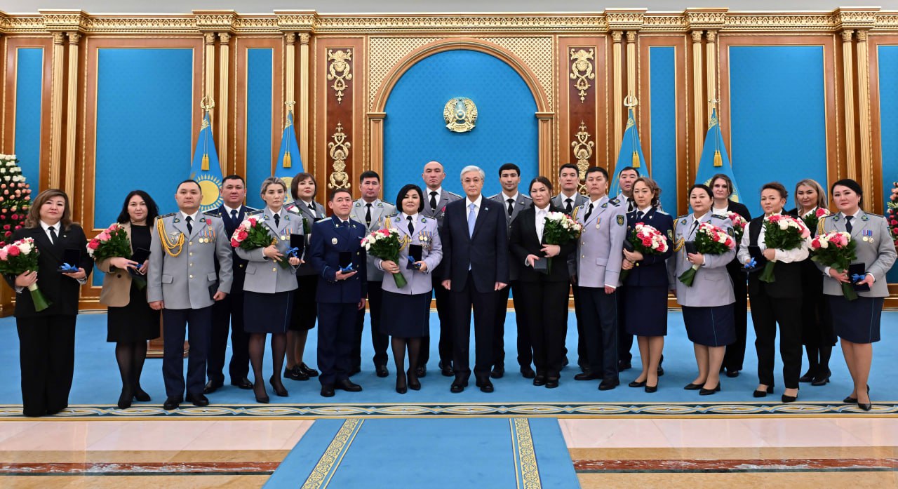 Токаев вручил ключи от квартир сотрудникам силовых структур