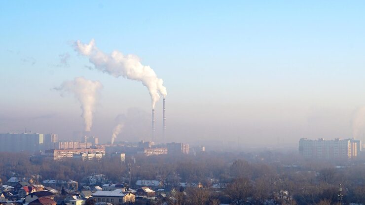 Экологи назвали возможный источник химического запаха в Актау