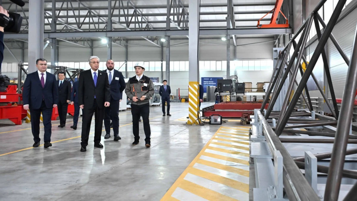 Тоқаев крандар шығаратын зауыттың жұмысымен танысты