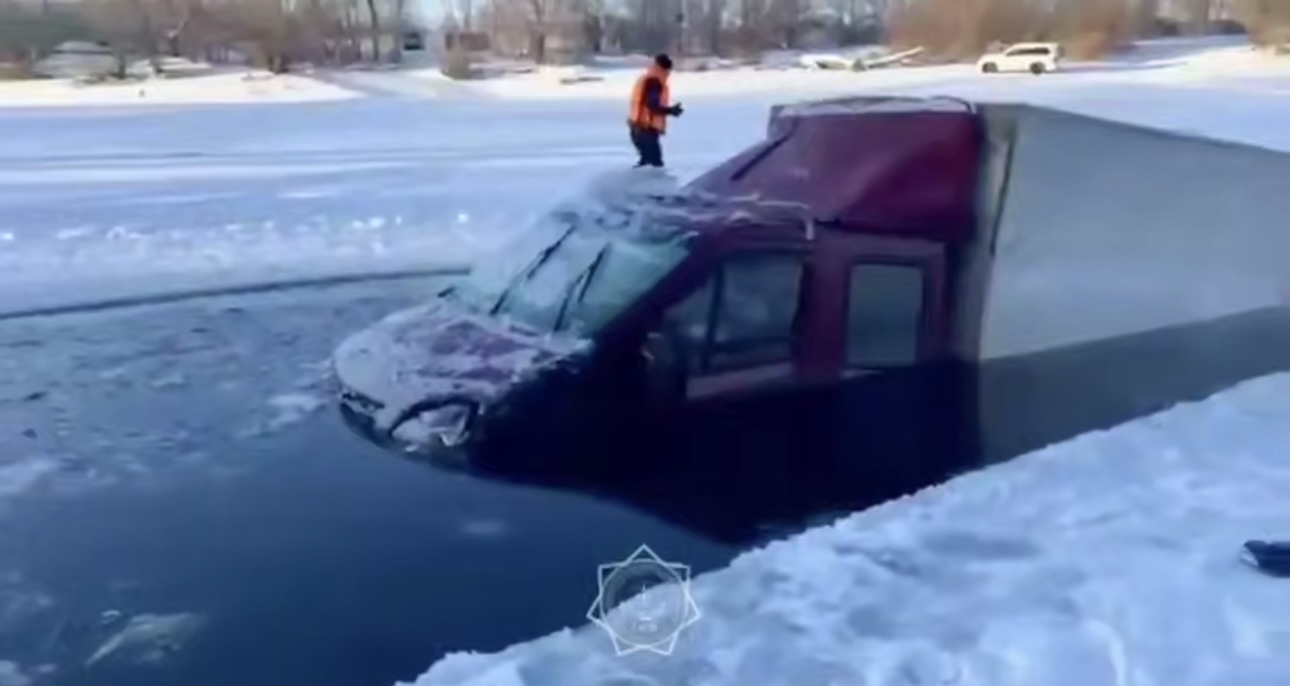 В ЗКО грузовик провалился под лёд на реке Чаган