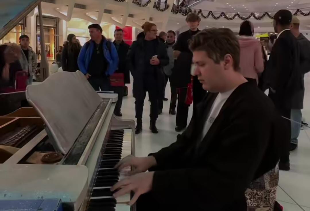 Нью-Йорк жүрегіндегі қазақстандық классика: павлодарлық өнерпаз Абaй шығармасын аңызға айналған Oculus-та орындады