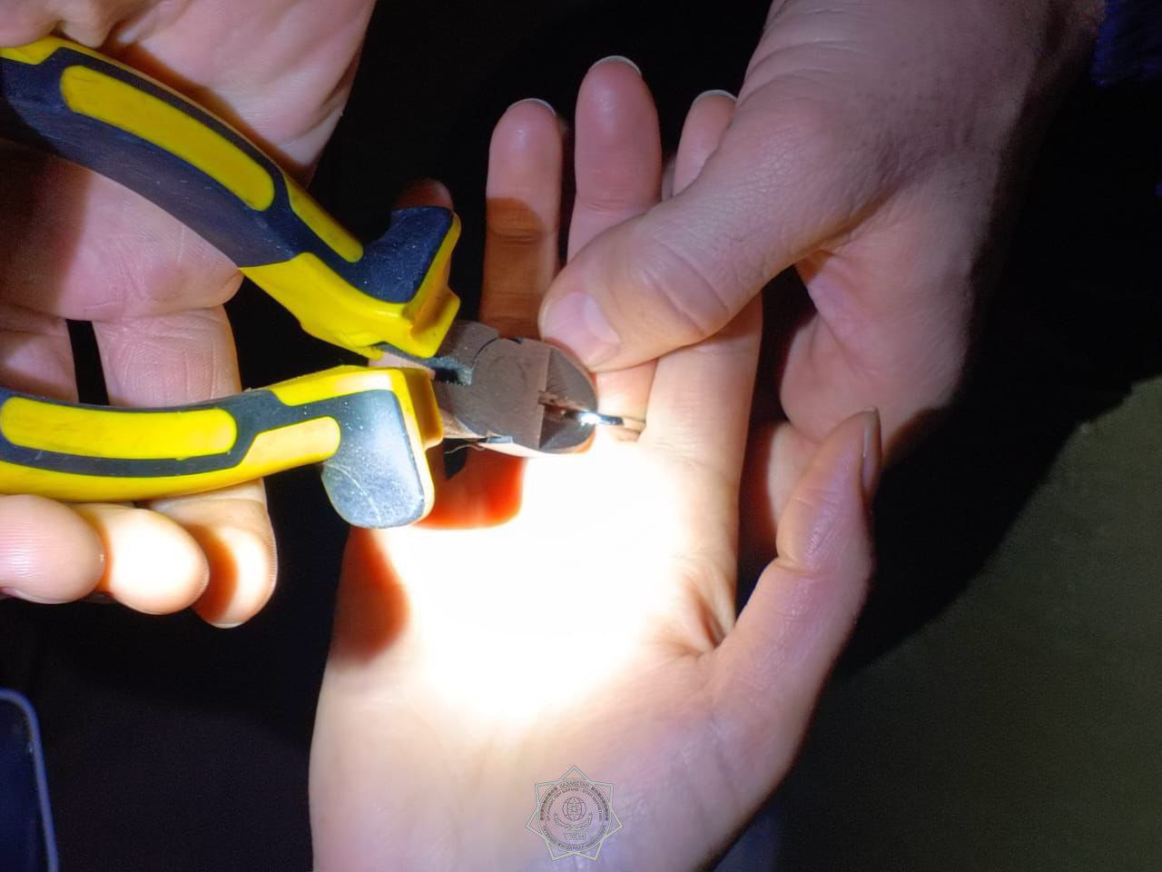 В Караганде спасатели помогли женщине снять застрявшее кольцо