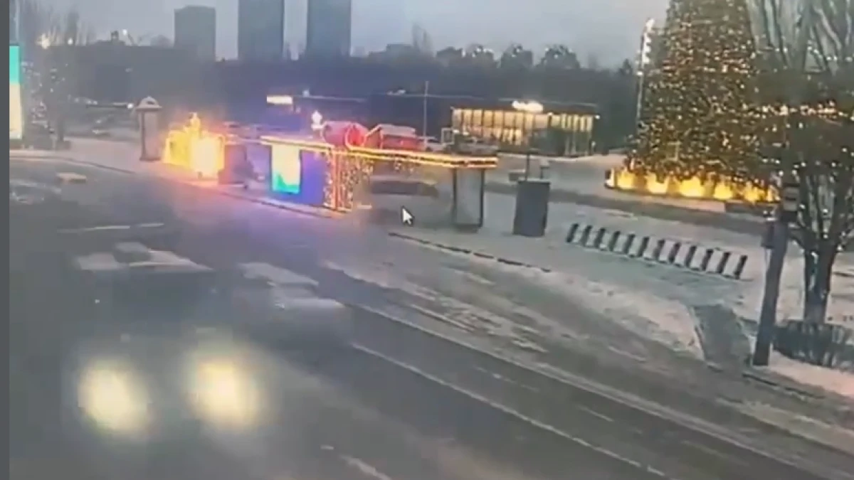 Газ бен тежегішті шатастырған: Астанада жүргізуші аялдаманы қиратты