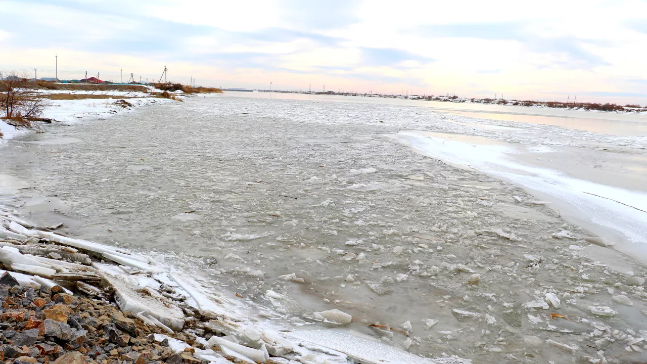 Атырауда браконьерлерді іздеуге шыққан инспекторлар мұз астына түсіп кетті