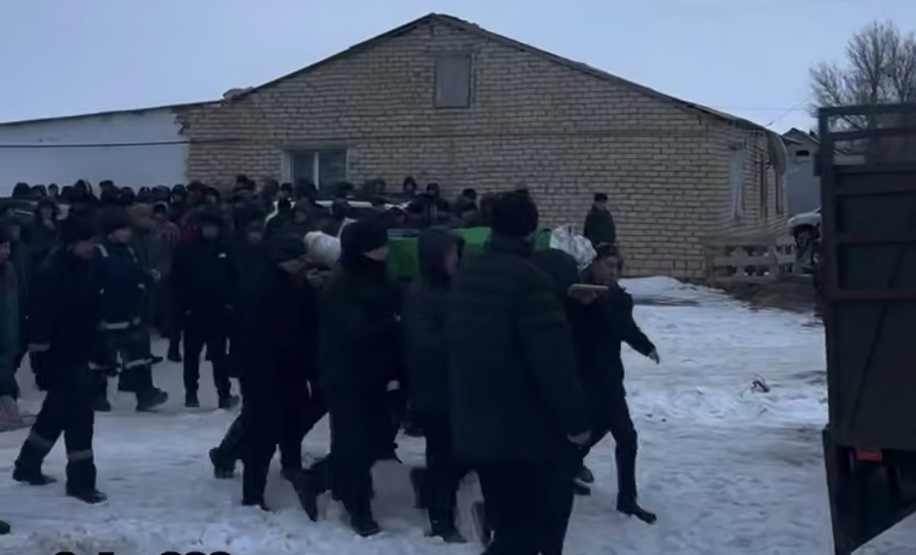 В Атырауской области похоронили супругов, найденных в хозяйственной постройке