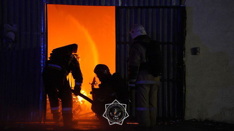 В Алматы МЧС потушило пожар на складе площадью 1900 квадратных метров